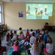dzieci oglądają film edukacyjny