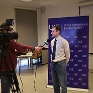 Ekspert UKE udziela wywiadu telewizji