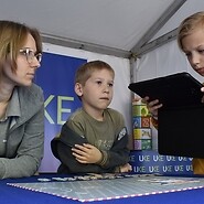 Dzieci kodują na komputerach