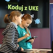 Dzieci podczas zajęć kodowania
