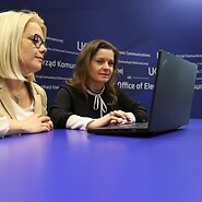 dwie kobiety przy komputerze