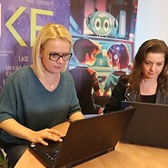 dwie kobiety przy komputerze