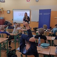 uczniowie słuchający Eskperta z UKE