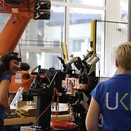 pracownicy UKE oglądają roboty