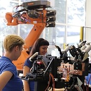 pracownicy UKE oglądają roboty