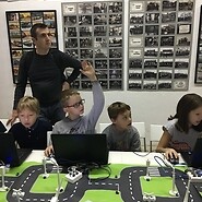 dzieci w muzeum komunikacji miejskiej programują matę inteligentnego miasta
