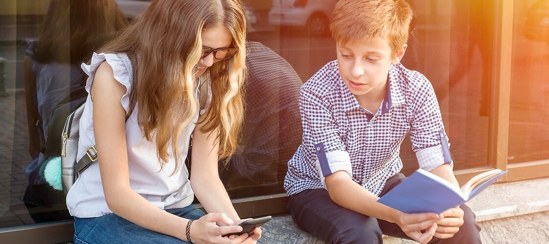 two children are browsing the phone
