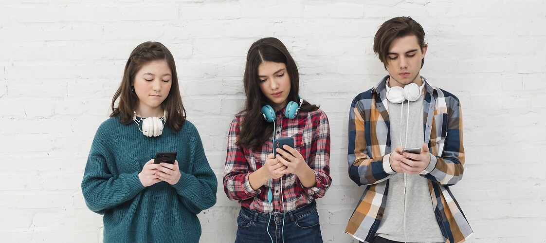 three children wit smartphones