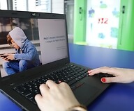 Osoba ogląda prezentację na laptopie