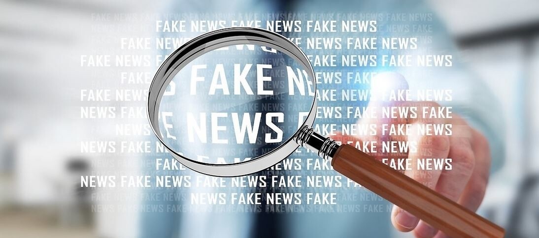 magnifier and words fake news