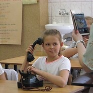 dziecko trzyma stary telefon