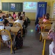 dzieci oglądają bajkę edukacyjną