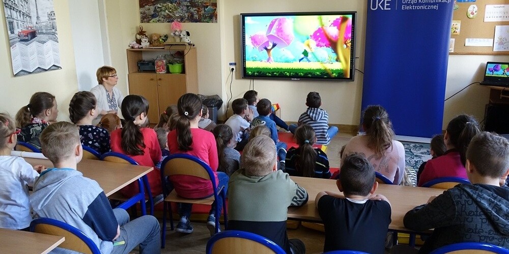 dzieci ogladaja film edukacyjny