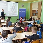 Ekspert UKE pokazuje uczniom telefon stacjonarny
