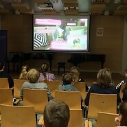 Dzieci oglądają film edukacyjnyq