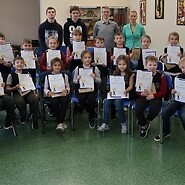 Zdjęcie grupowe dzieci z dyplomami Klikam z głową