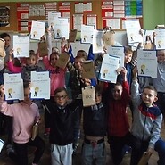 Zdjęcie grupowe dzieci z dyplomami Klikam z głową