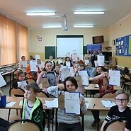 Grupa dzieci prezentuje swoje dyplomy Klikam z głową