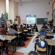 Dzieci oglądają film edukacyjny