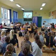 Dzieci w klasie oglądają film