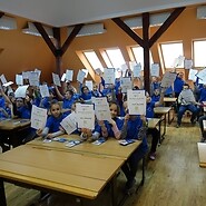 Dzieci w klasie pokazują dyplomy