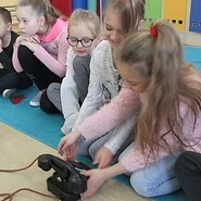 Dzieci oglądają tarczowy aparat telefoniczny