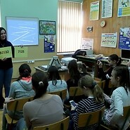 Trenerka UKE prezentuje dzieciom przykłady numerów o podwyższonej opłacie