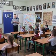 Dzieci zgłaszają się do odpowiedzi na zajęciach w Chojnowie