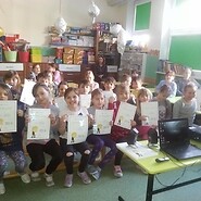 Dzieci z dyplomami na zajęciach w Elblągu