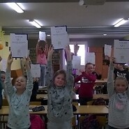 Dzieci z dyplomami uniesionymi w górę na zajęciach w Gostyninie
