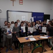 Dzieci z dyplomami na zajęciach w Korzuchowie