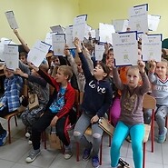 dzieci prezentują dyplomy
