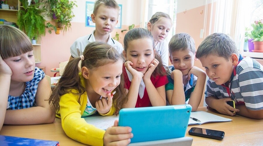 zachwycone dzieci wparują się w tablet
