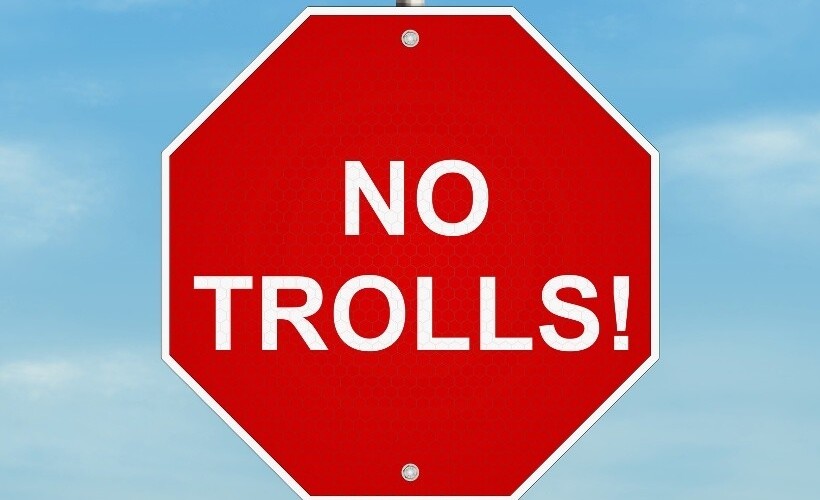 znak stopu z naoisem NO TROLLS!