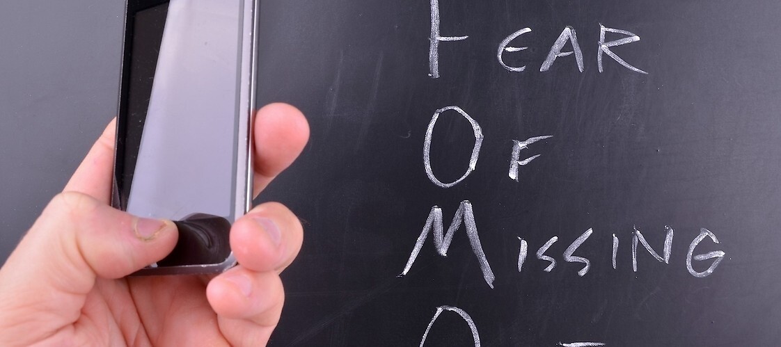 FOMO, MOMO i inne problemy naszych czasów