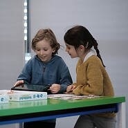 chłopiec i dziewczynka kodują