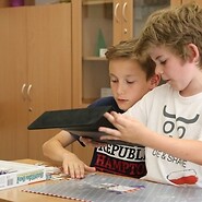 Dzieci skanują ułożony program tabletem