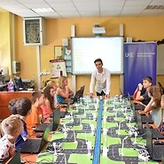 Trenerzy UKE i dzieci podczas zajęć kodowania
