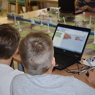 Dzieci kodują przy laptopie