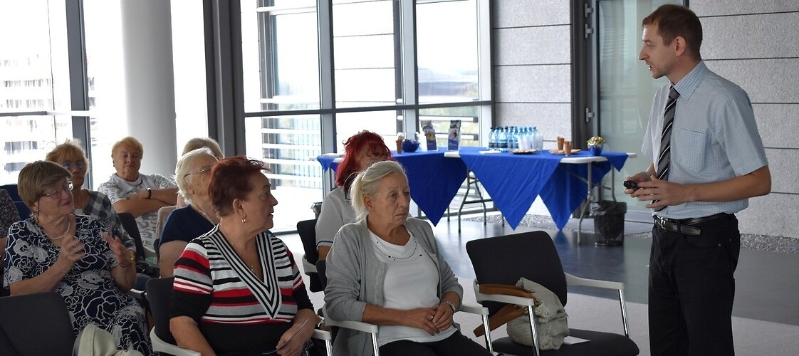 Edukator UKE rozmawia z seniorami