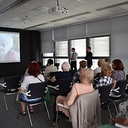 Seniorzy oglądają film edukacyjny