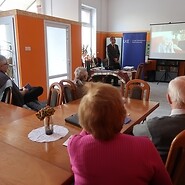 Seniorzy oglądają film edukacyjny