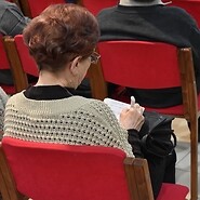 Jedna z uczestniczek wykładu robi notatki