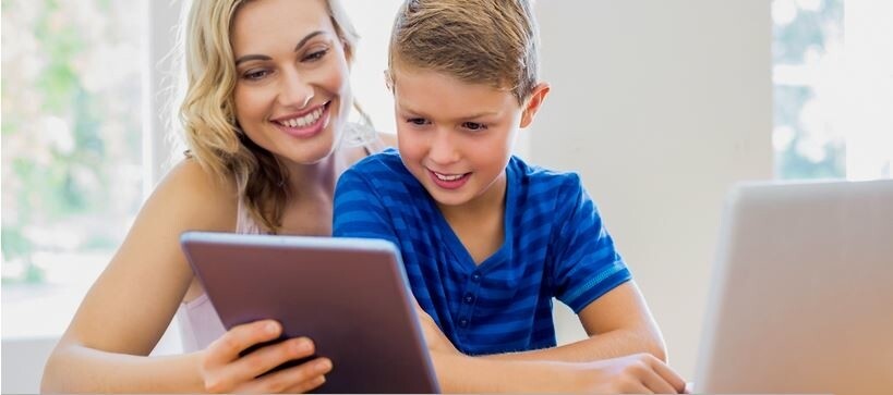 kobieta i chłopiec z tabletem