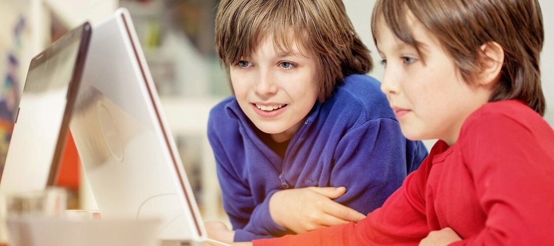 Dwójka dzieci przed laptopem