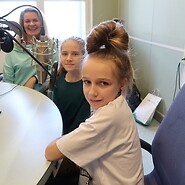 dzieci podczas audycji radiowej