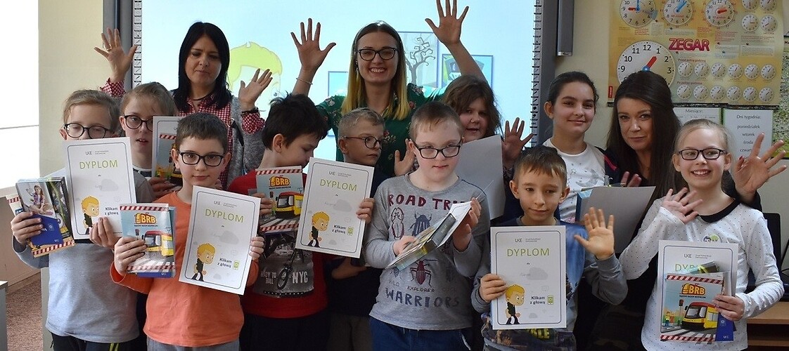 Zdjęcie grupowe z dziećmi