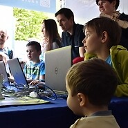 Dzieci kodują na komputerach