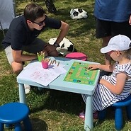 dzieci grają w grę planszową na pikniku