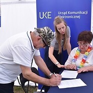 Seniorzy wypełniają test wiedzy na stoisku UKE
